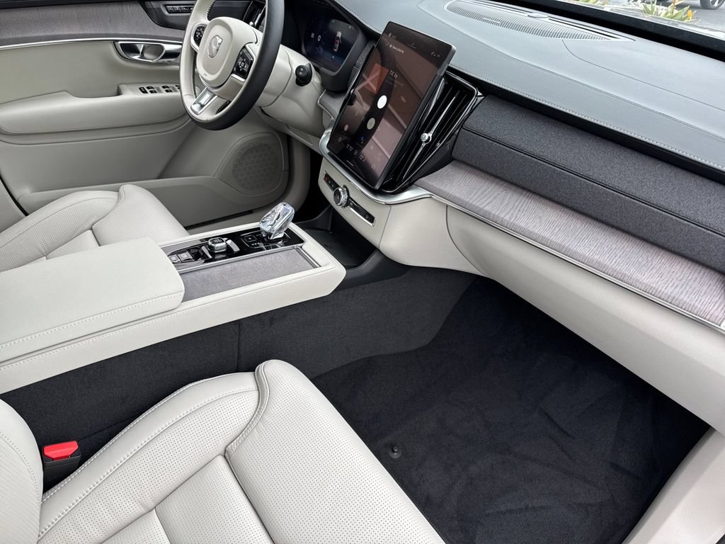 New 2026 Volvo XC90 T8 Ultra w/ Protection Package Premier AWD/4WD image 16