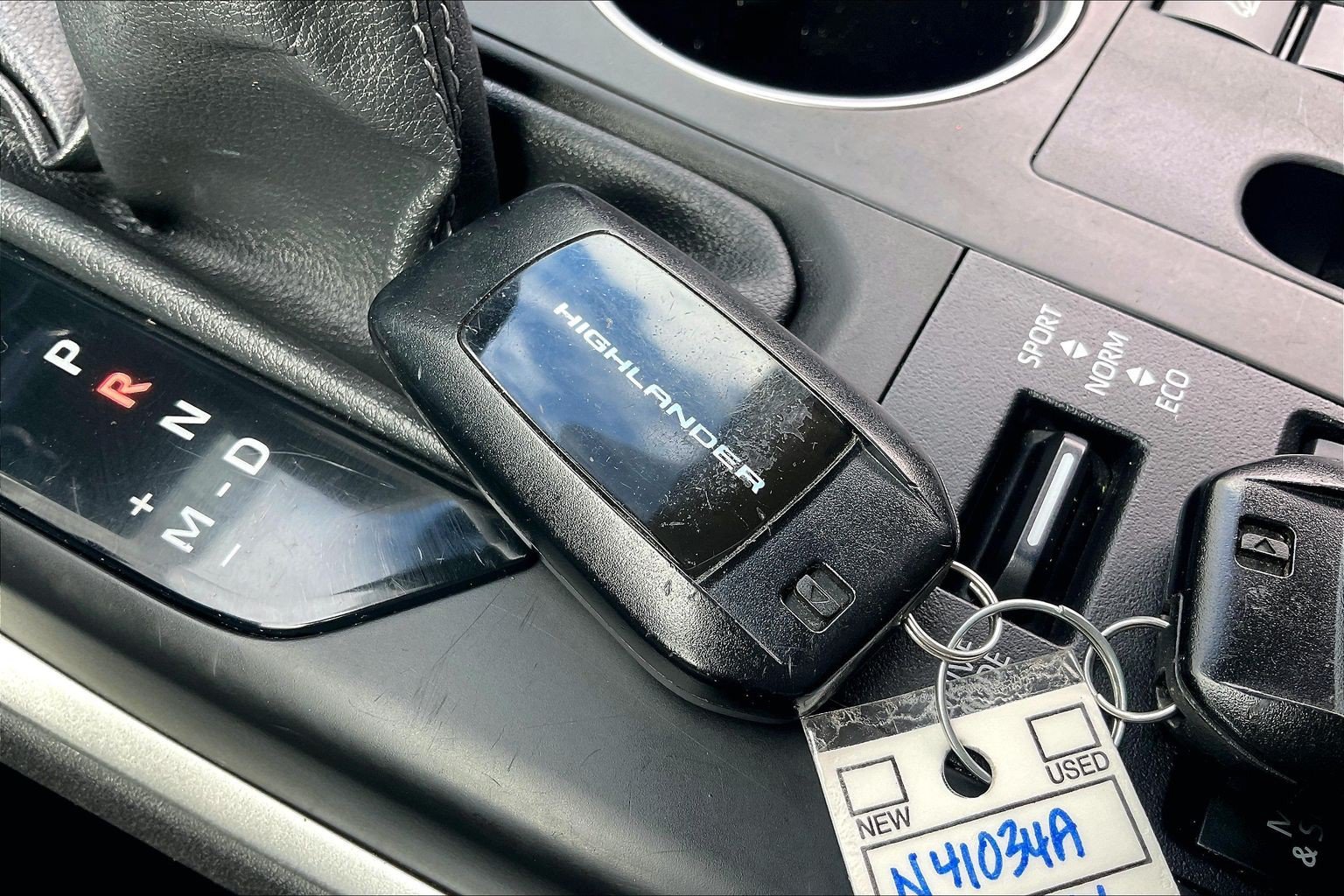 Used 2024 Toyota Highlander LE AWD/4WD image 14