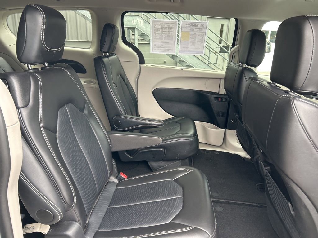 Used 2024 Chrysler Pacifica Touring-L image 13
