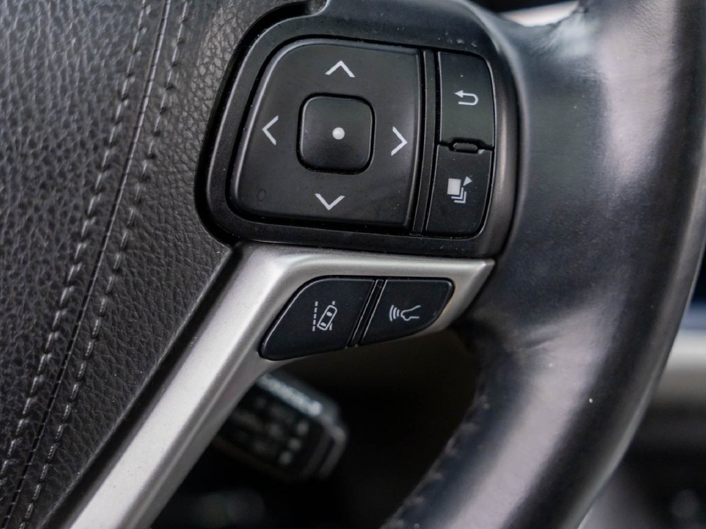 Used 2019 Toyota Highlander XLE AWD/4WD image 28