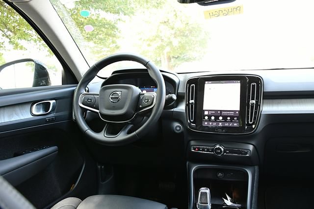 Certified 2026 Volvo XC40 B5 Plus AWD/4WD image 19
