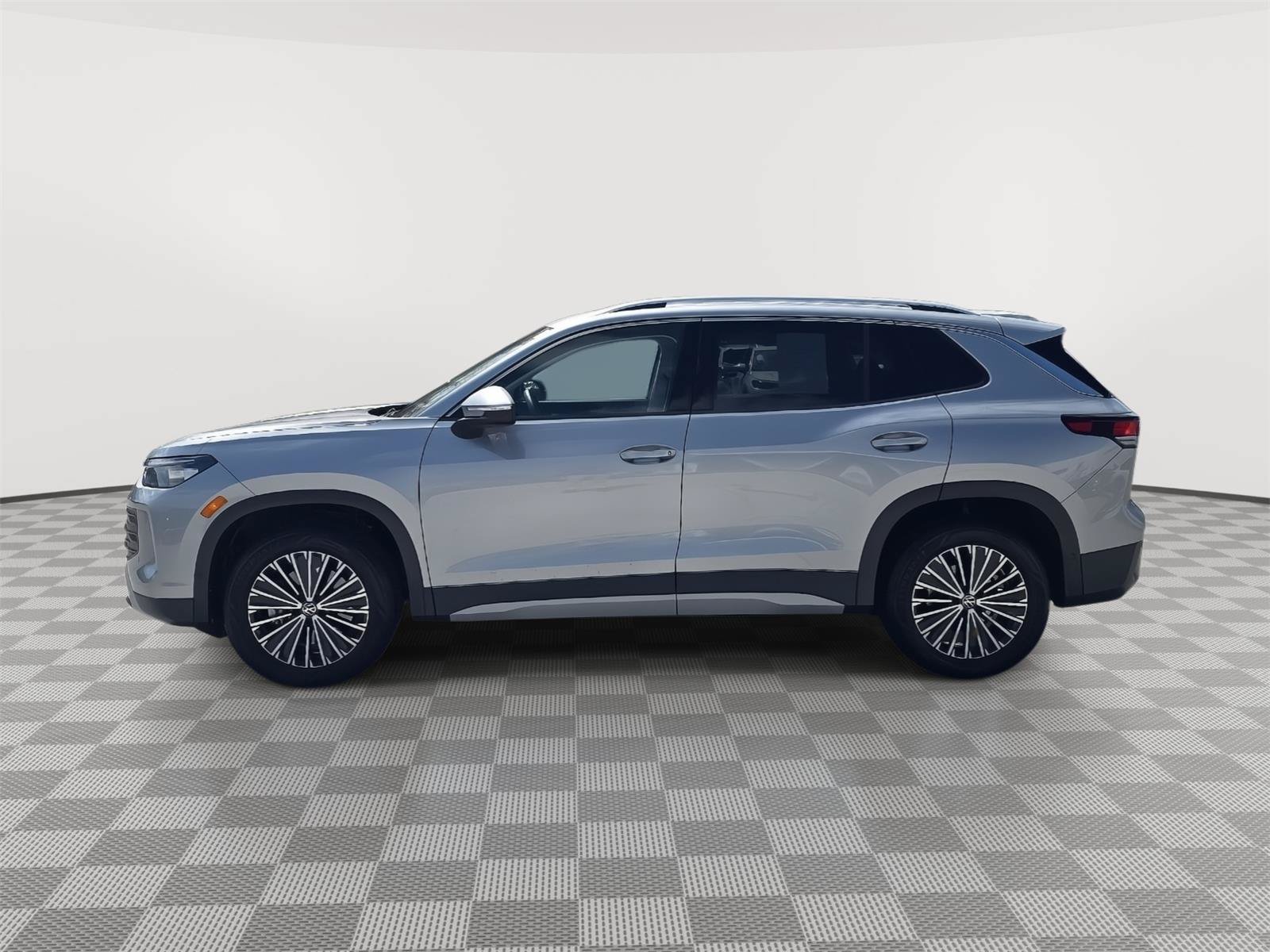 Certified 2025 Volkswagen Tiguan S w/ 18" Wheel Package AWD/4WD image 6