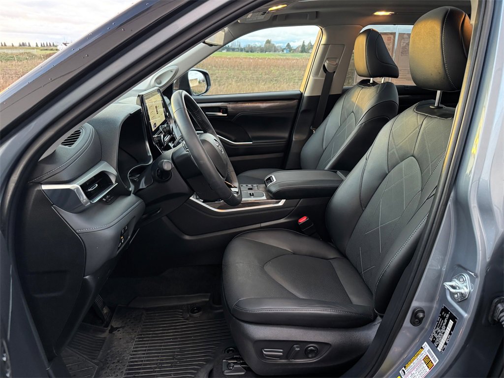 Used 2023 Toyota Highlander Platinum image 9