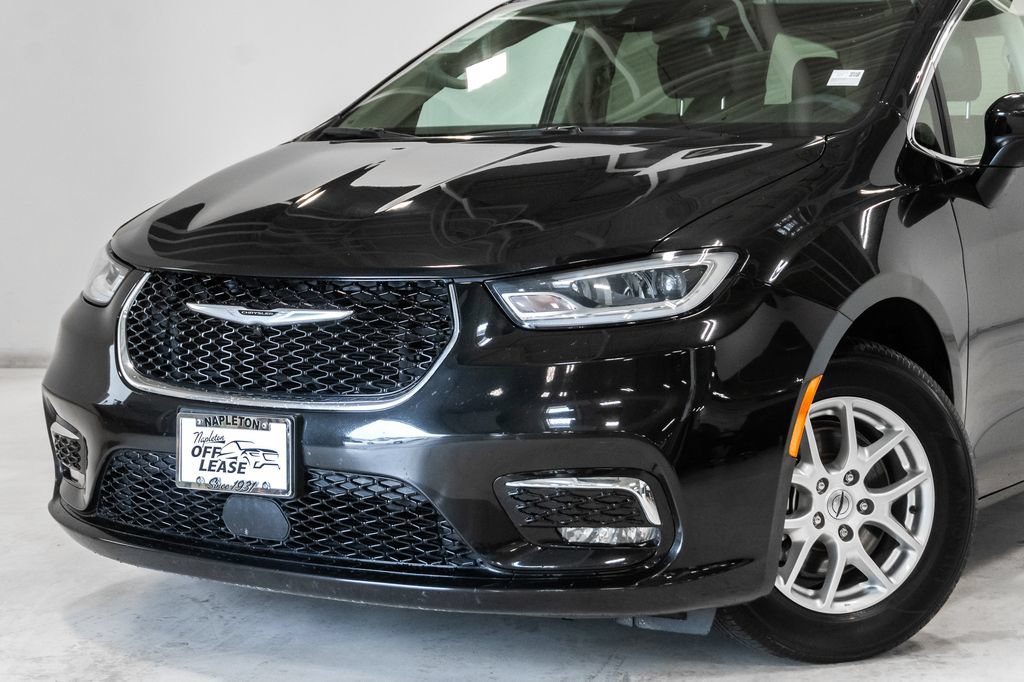 Used 2023 Chrysler Pacifica Touring-L FWD image 2
