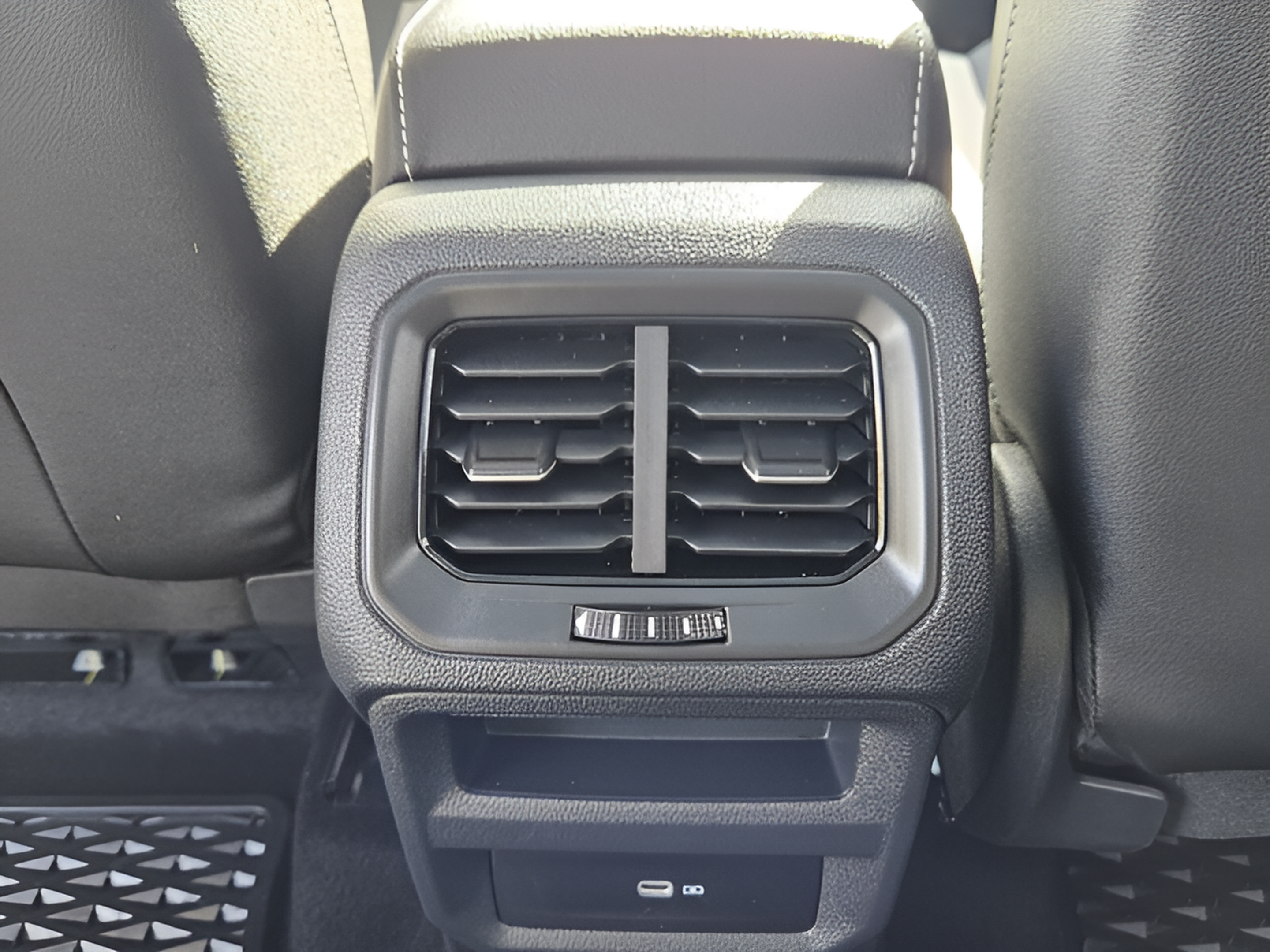 Used 2025 Volkswagen Taos SEL AWD/4WD image 10