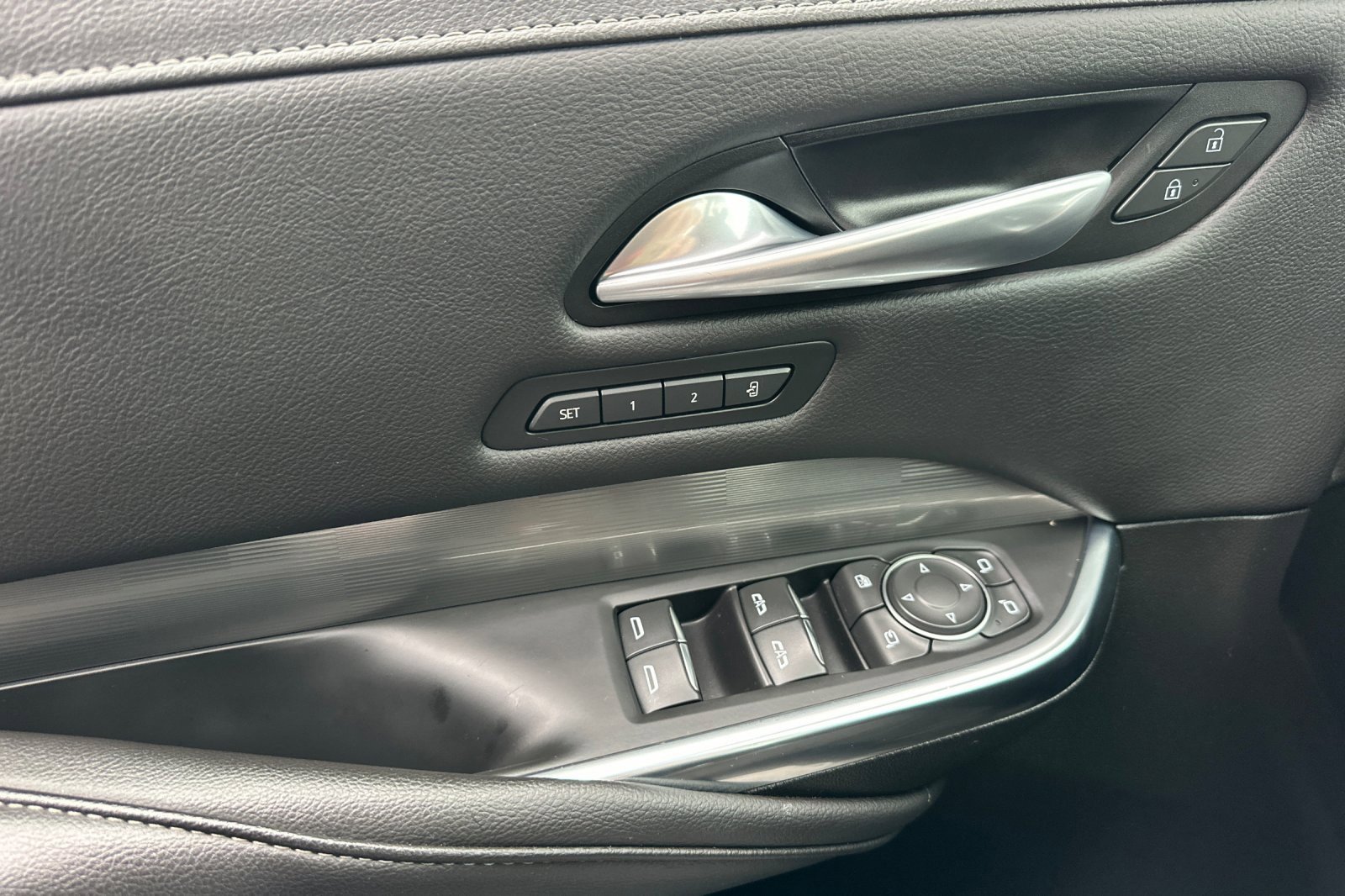 Used 2024 Cadillac XT4 Premium Luxury image 11