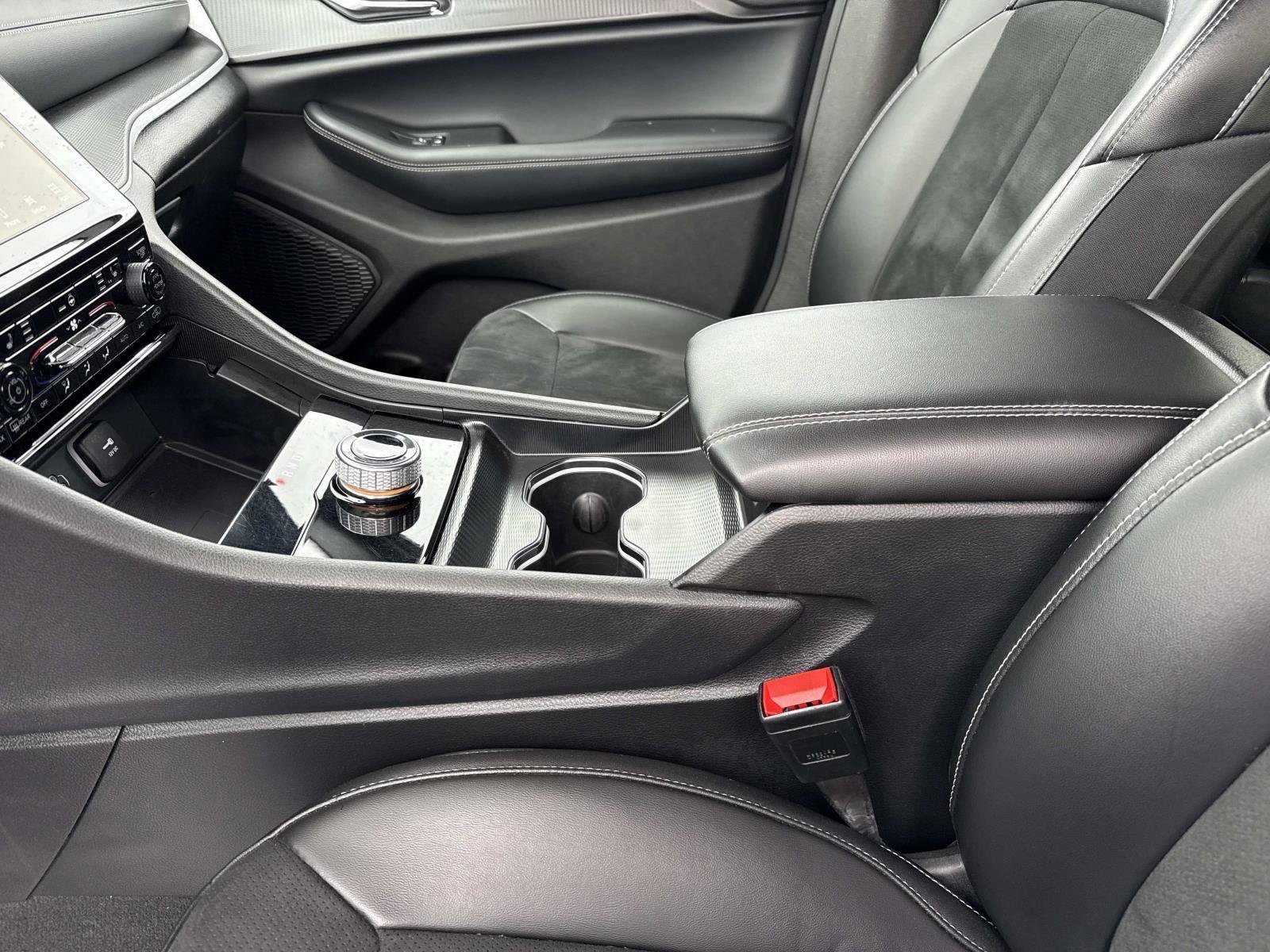 Used 2024 Jeep Grand Cherokee L Laredo image 14