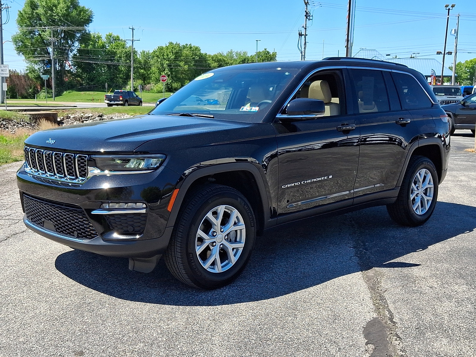 Certified 2024 Jeep Grand Cherokee Limited w/ Luxury Tech Group II AWD/4WD image 4