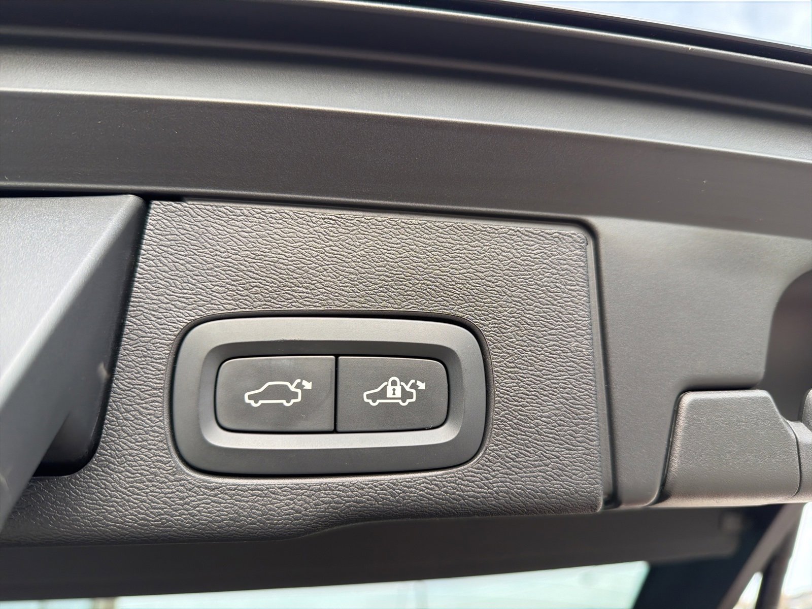 Used 2024 Volvo XC60 B5 Ultimate w/ Protection Package Premier image 17