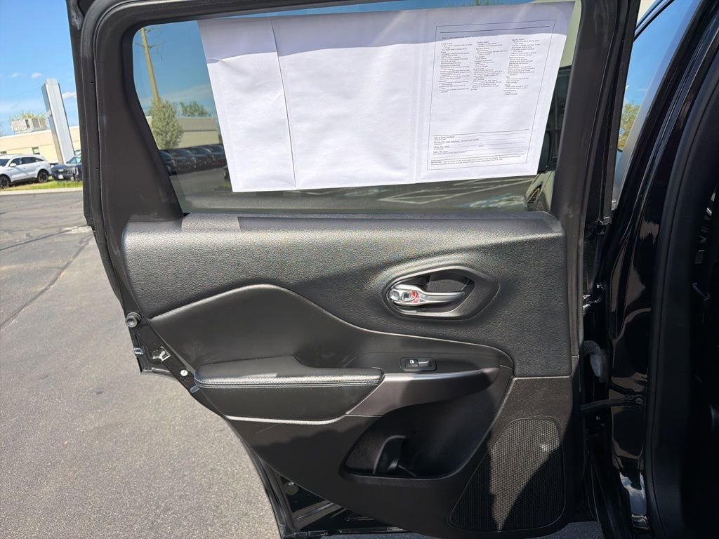 Used 2019 Jeep Cherokee Latitude Plus w/ Comfort/Convenience Group image 18