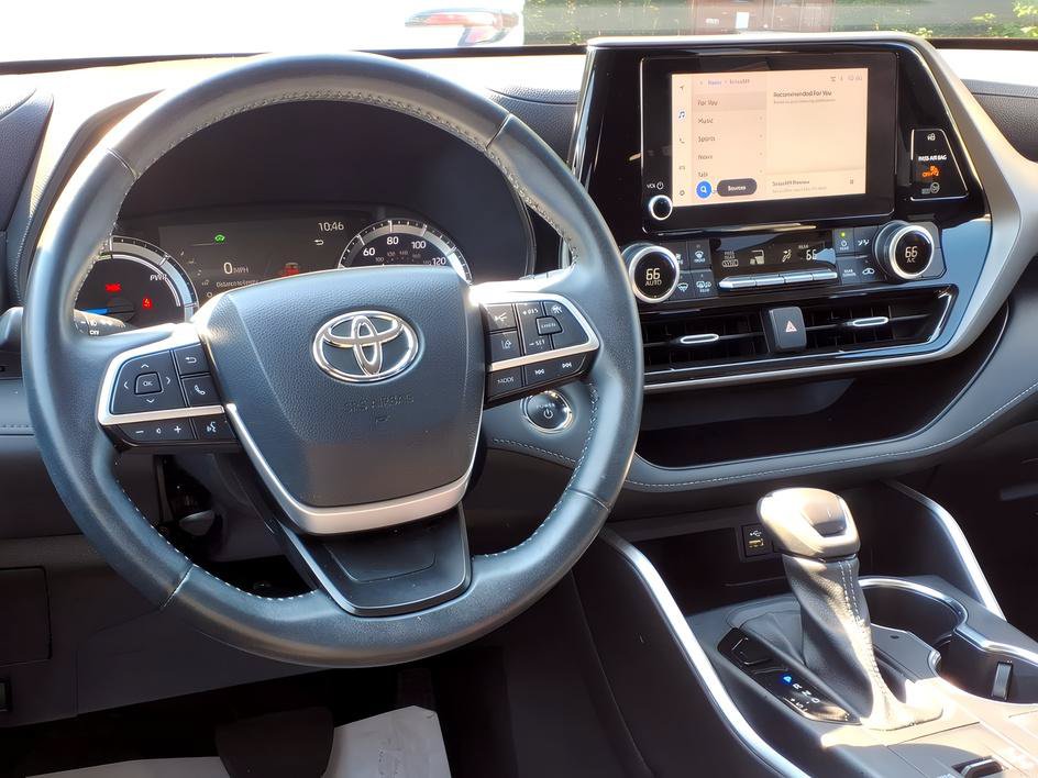 Used 2023 Toyota Highlander LE AWD/4WD image 12
