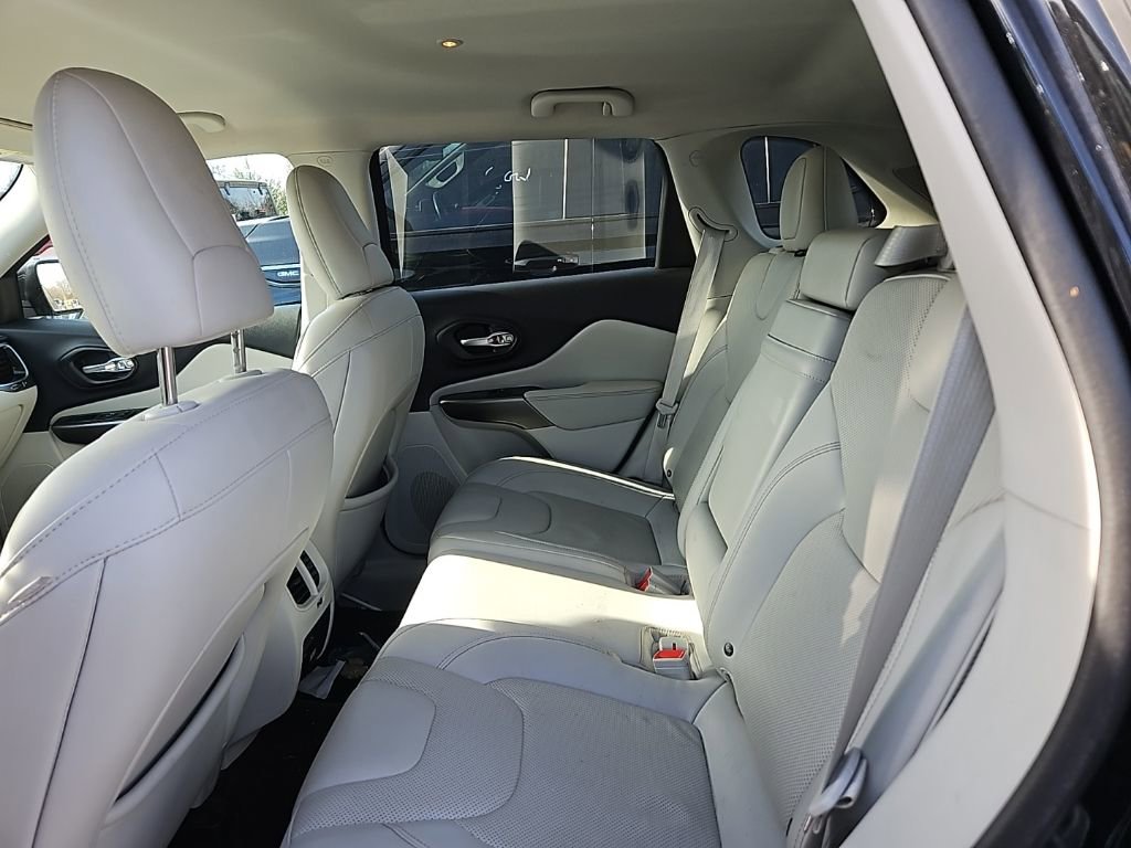 Used 2019 Jeep Cherokee Limited image 14