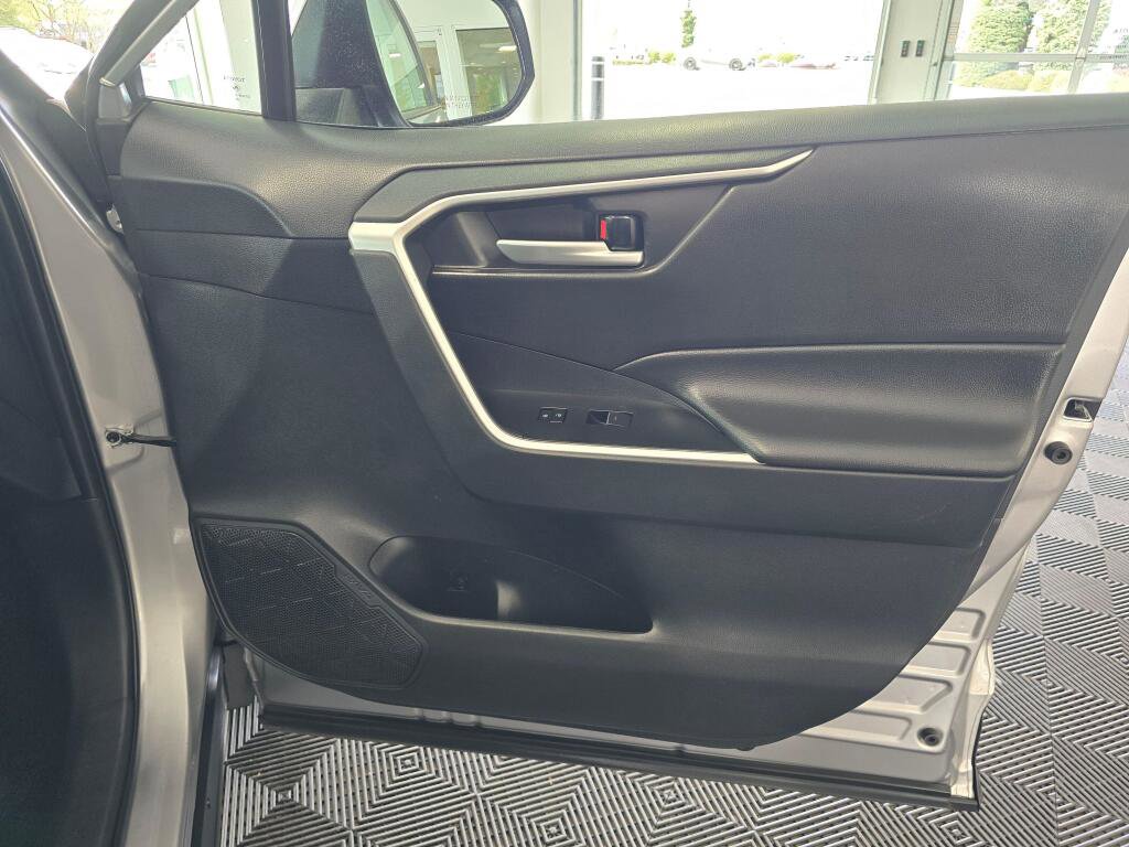 Used 2025 Toyota RAV4 XLE image 43