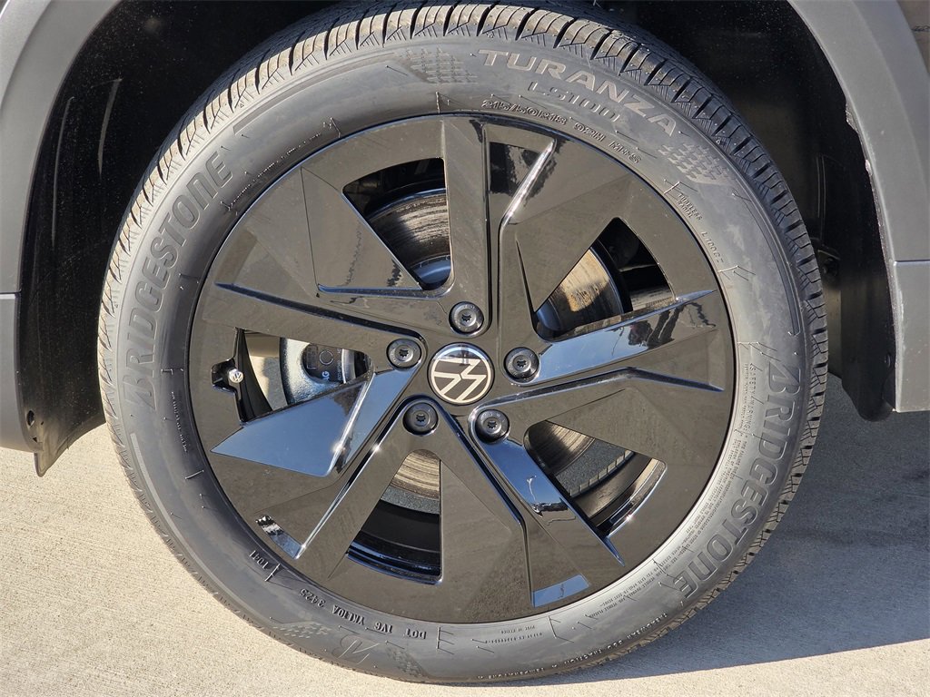 New 2026 Volkswagen Taos SE image 8