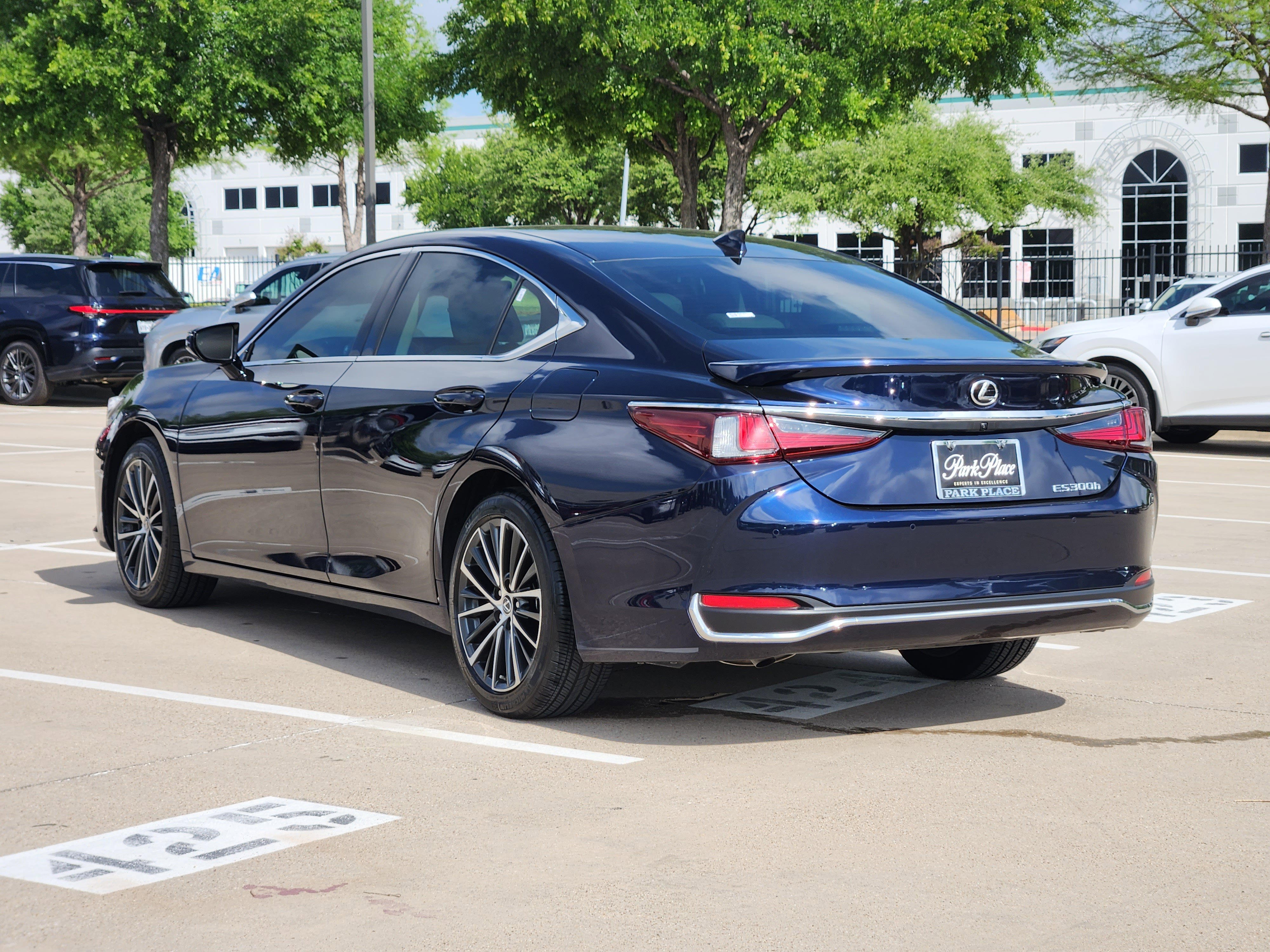 Used 2025 Lexus ES 300h w/ Premium Package image 4