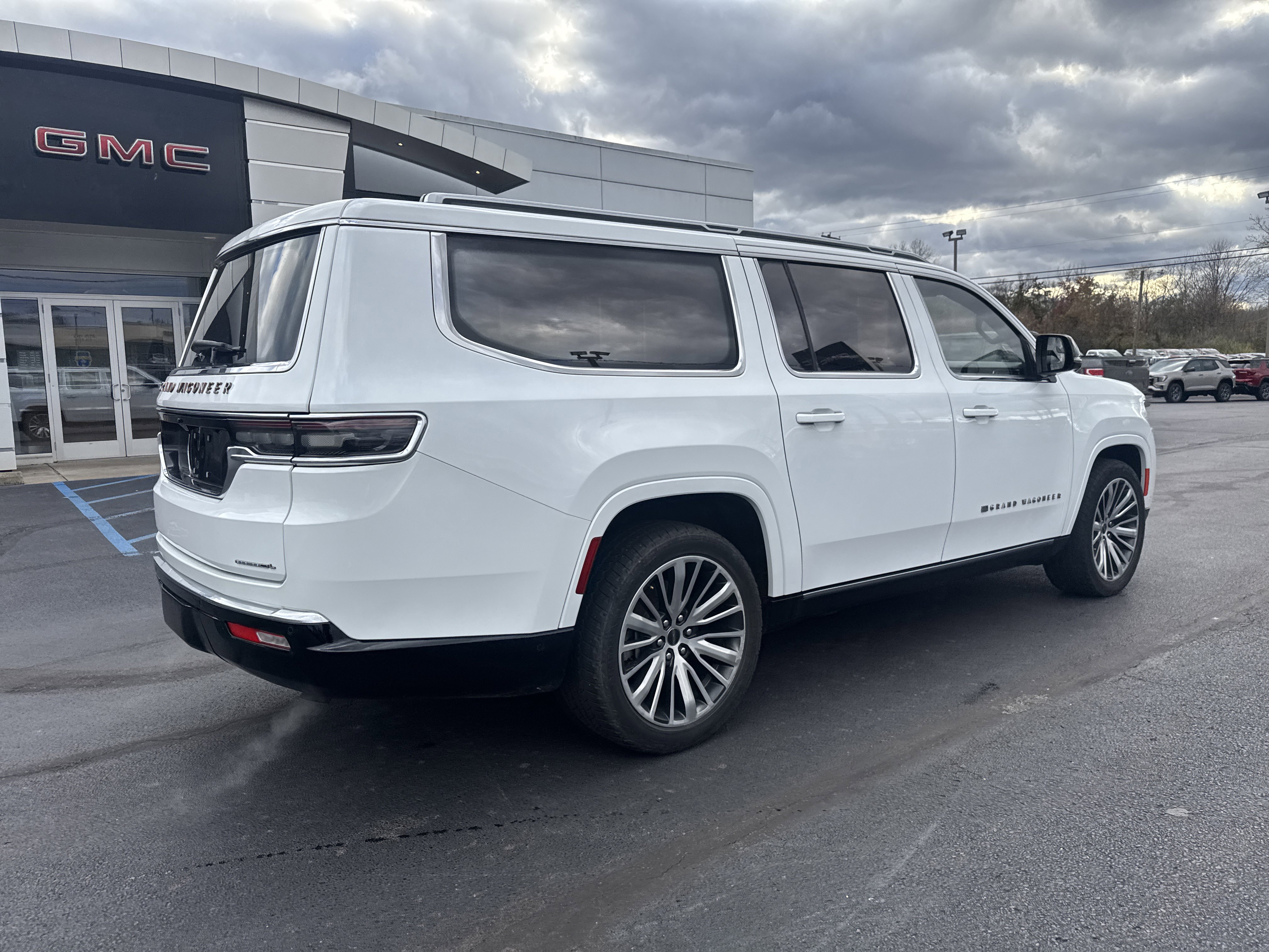 Used 2023 Jeep Grand Wagoneer L Series III video 3