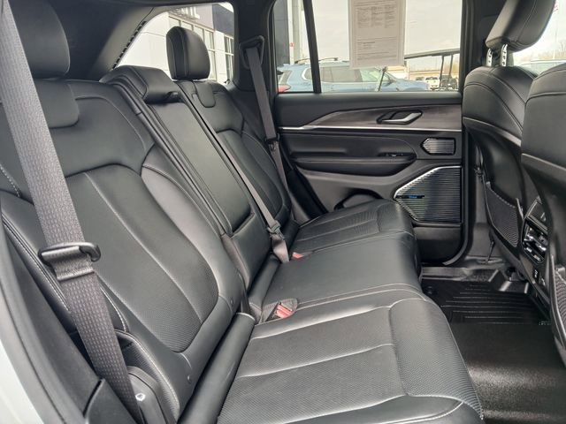 Used 2022 Jeep Grand Cherokee Overland AWD/4WD image 18