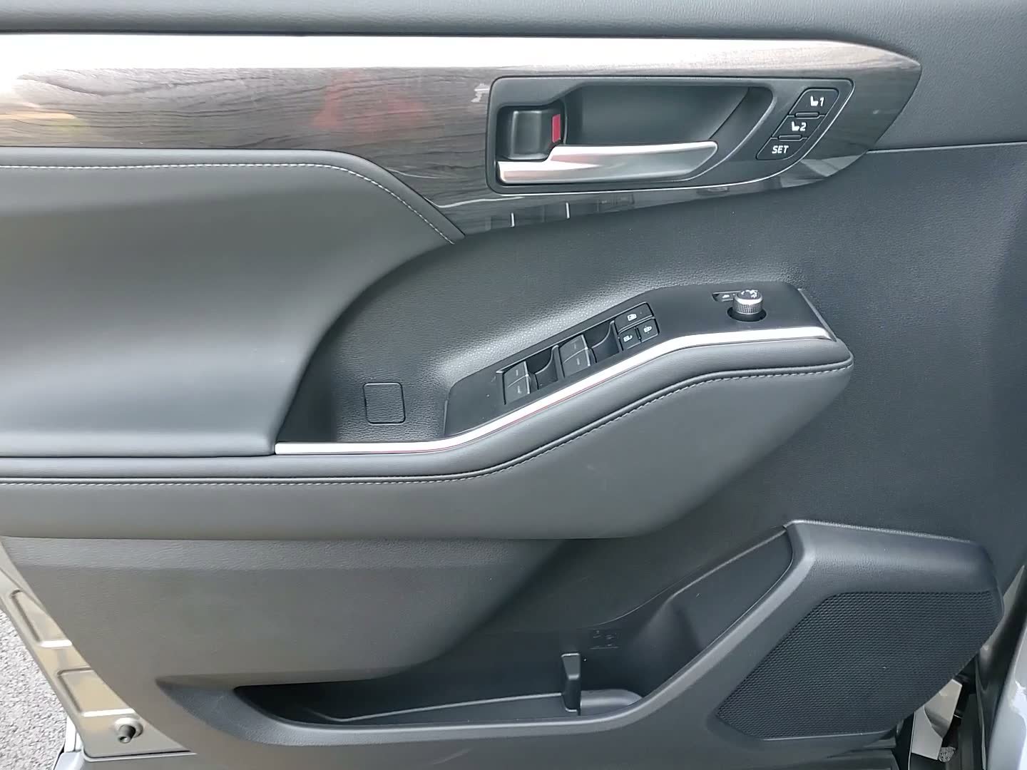 New 2026 Toyota Highlander Platinum image 10
