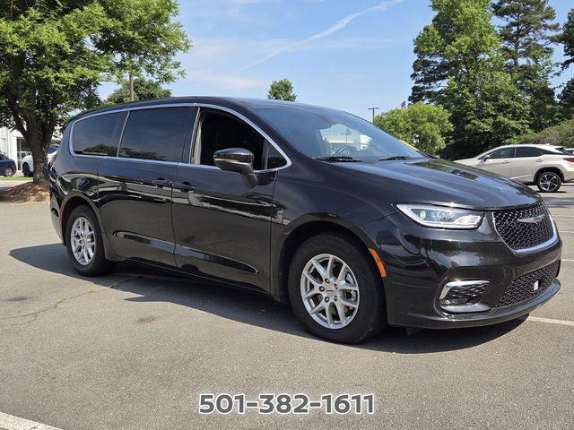 Used 2023 Chrysler Pacifica Touring FWD image 7