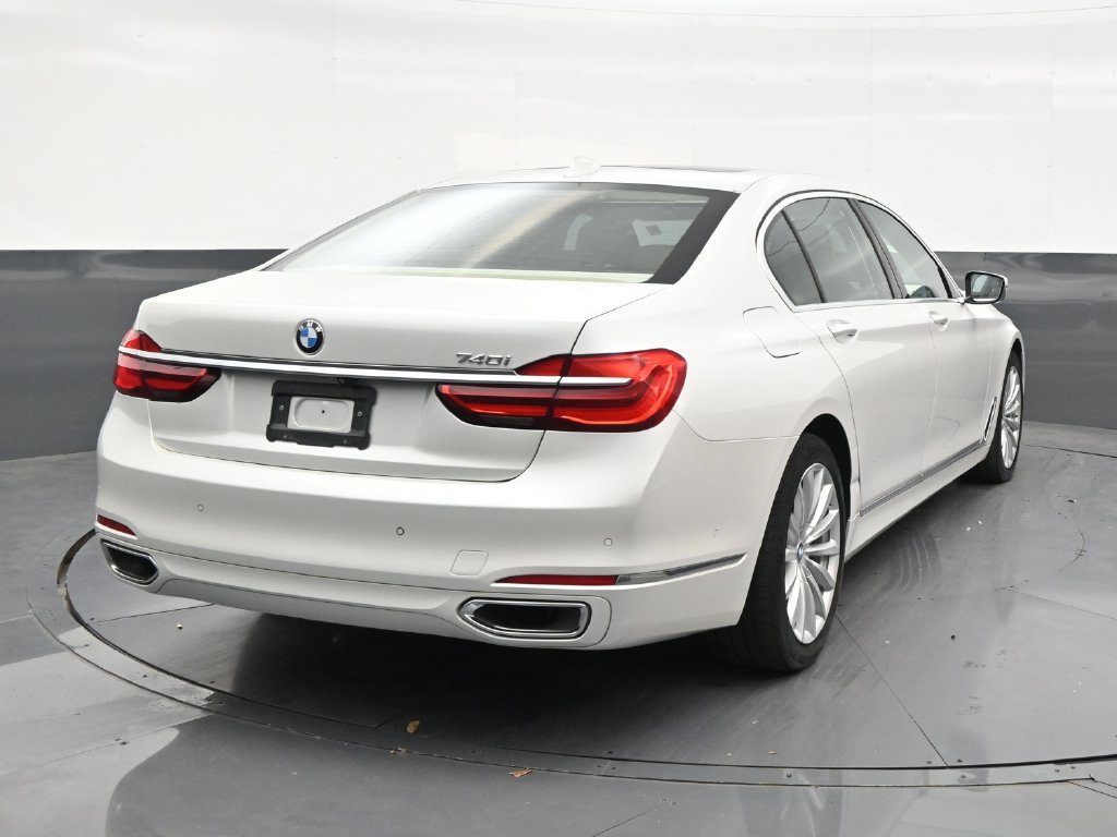 Used 2019 BMW 740i w/ Executive Package RWD image 2