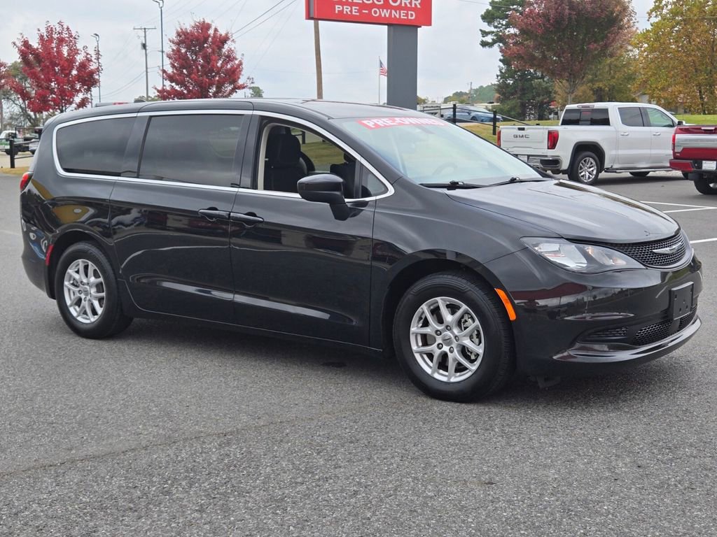 Used 2022 Chrysler Voyager LX image 7