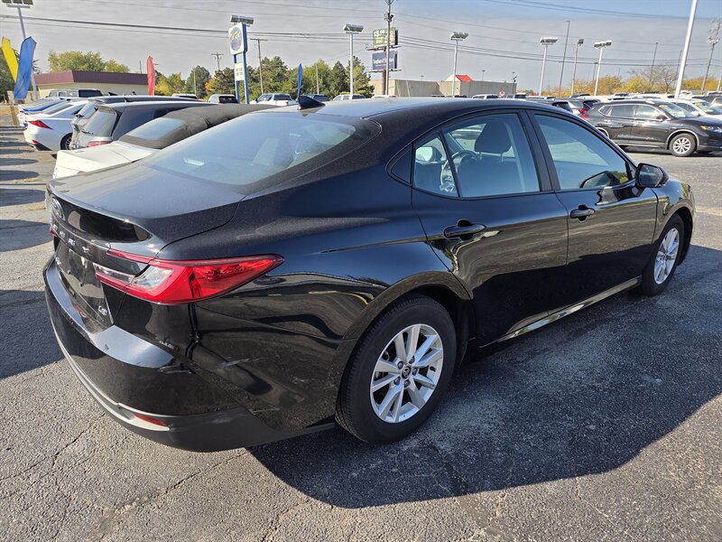 Used 2025 Toyota Camry LE image 3
