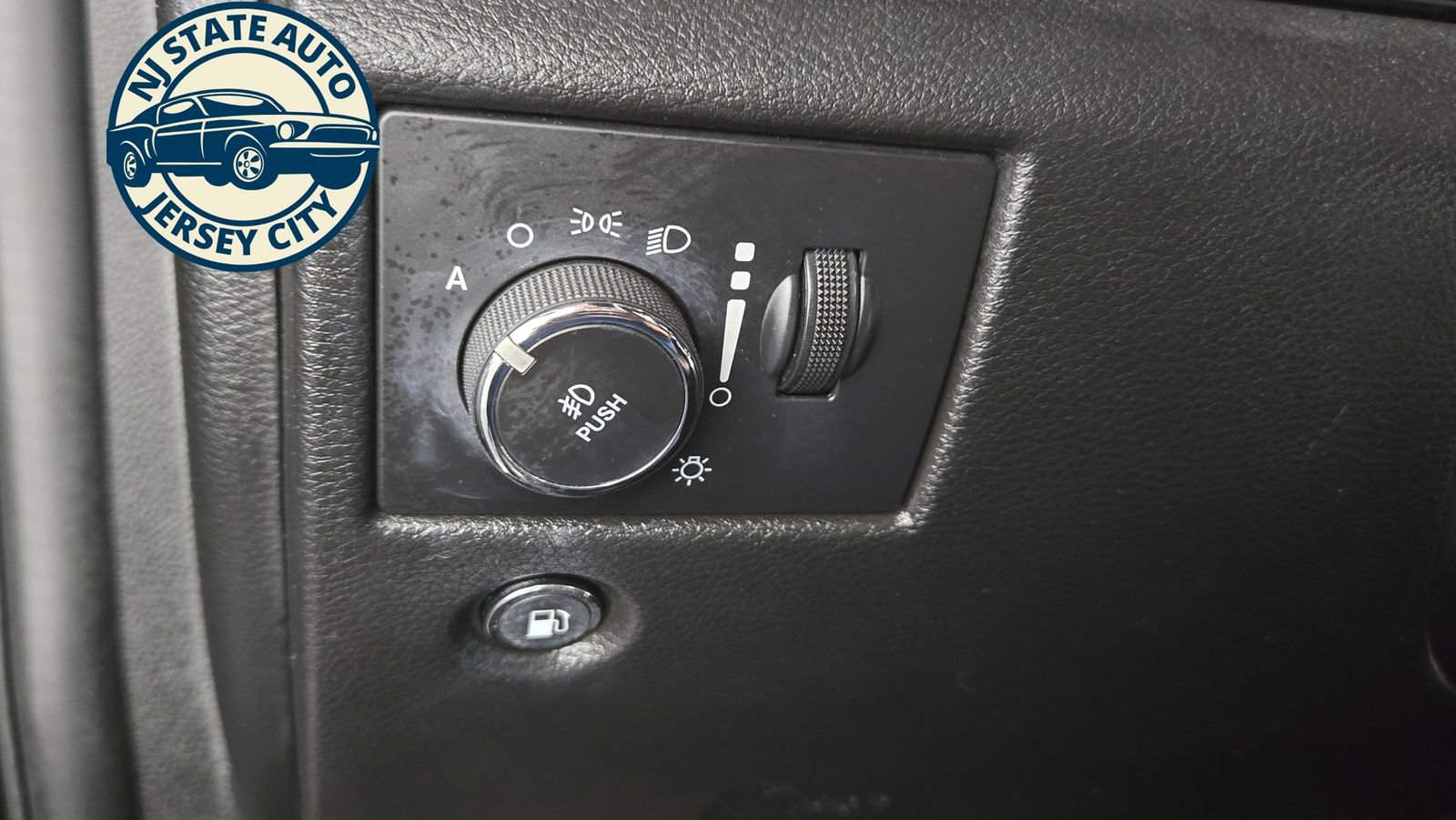 Used 2017 Jeep Grand Cherokee Overland AWD/4WD image 24