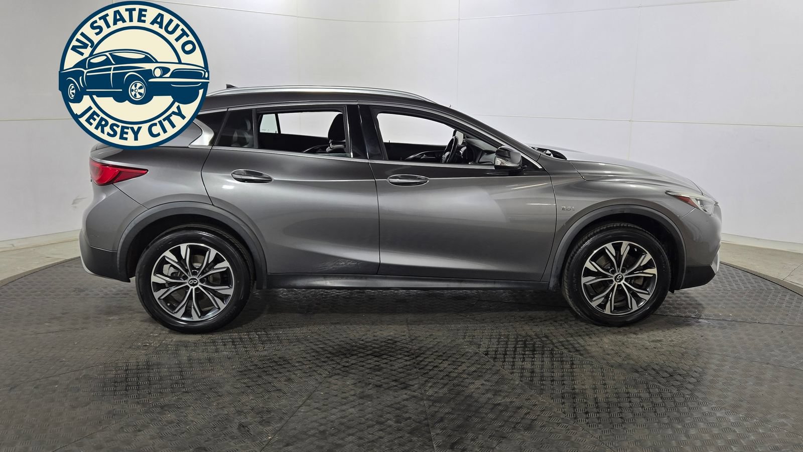Used 2018 INFINITI QX30 AWD image 8