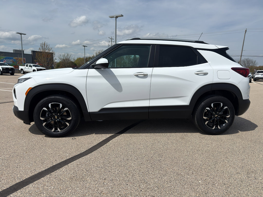 Used 2023 Chevrolet TrailBlazer LT FWD image 2