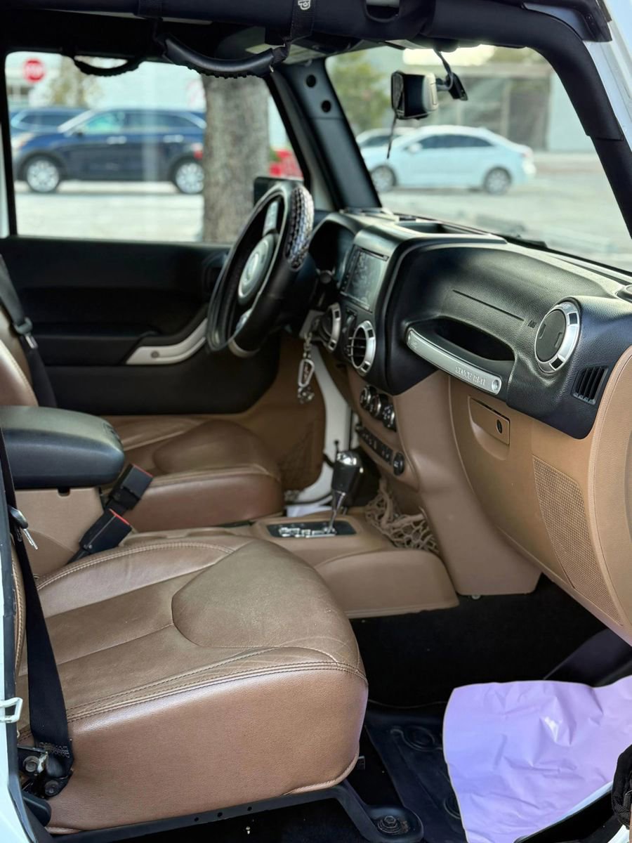 Used 2017 Jeep Wrangler Unlimited Sahara w/ Connectivity Group image 13