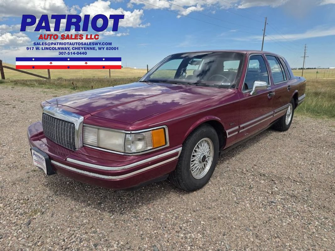 Used 1993 Lincoln Town Car Executive RWD image 1