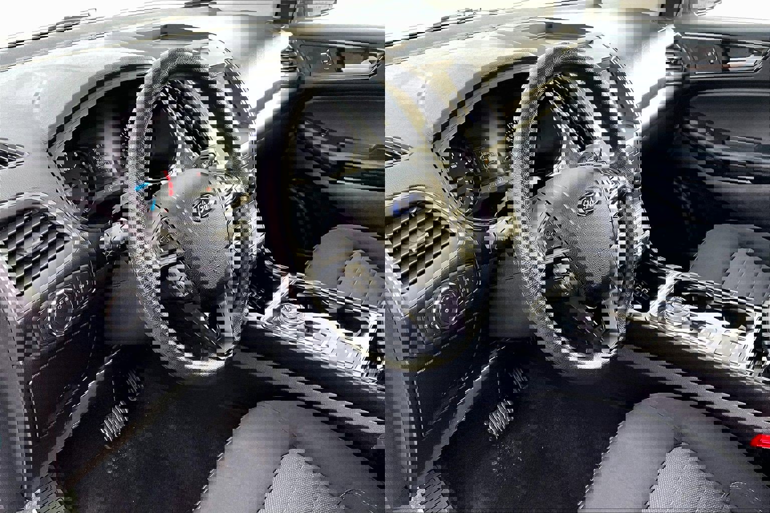 Used 2020 Ford Edge SE image 12