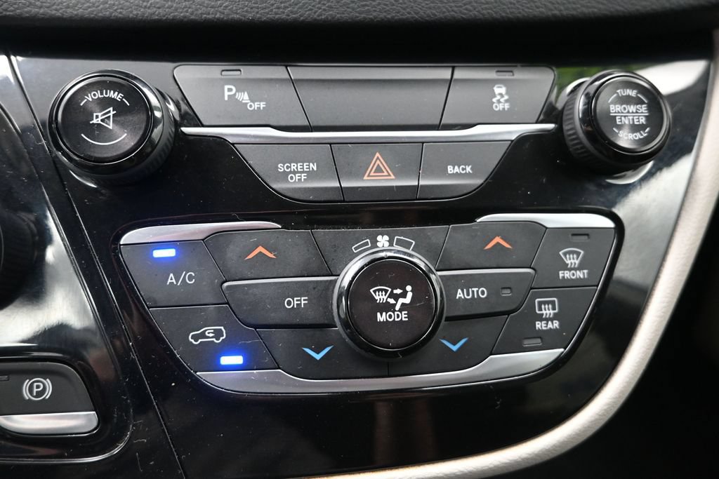 Used 2017 Chrysler Pacifica Touring-L FWD image 19