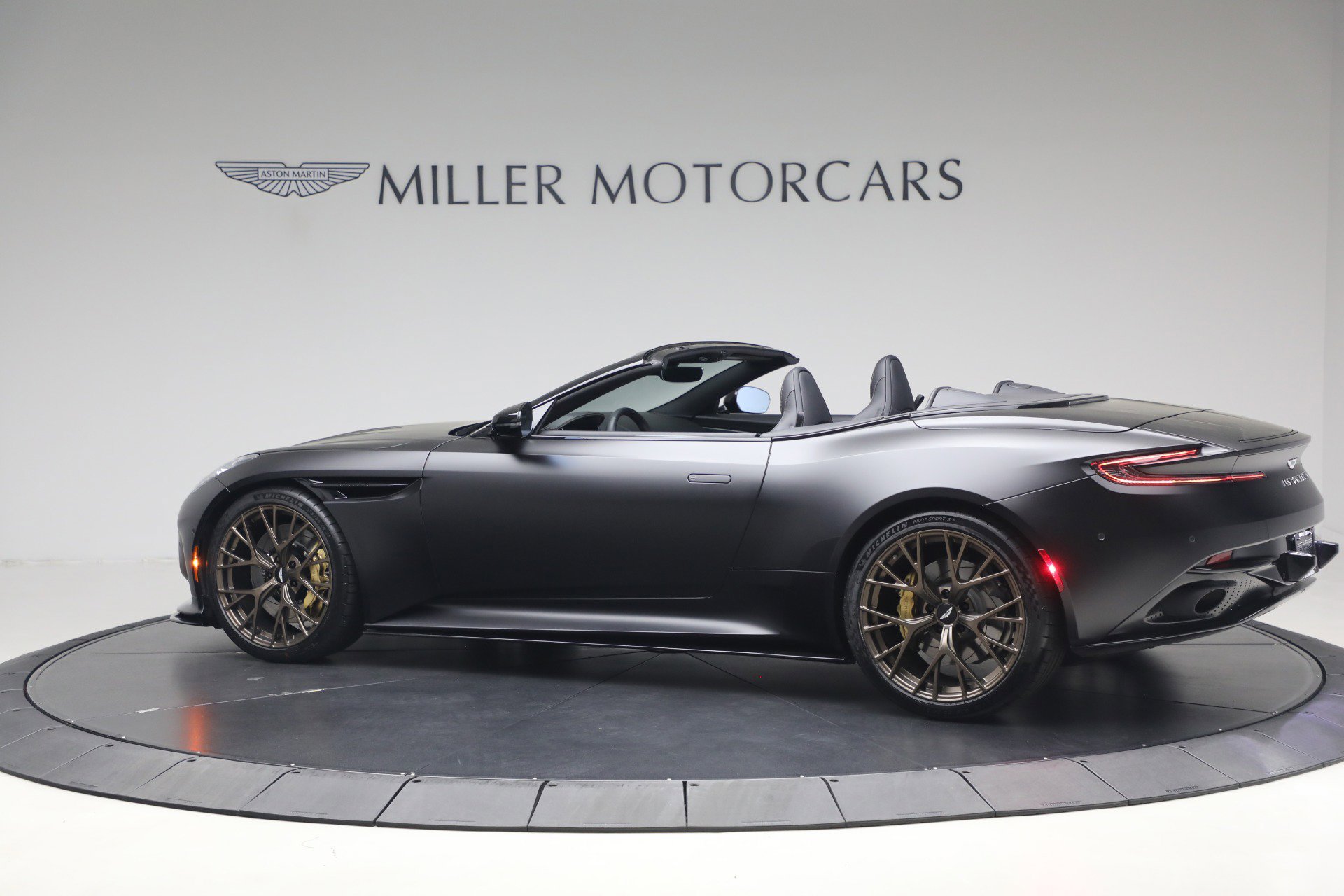 Used 2024 Aston Martin DB12 Convertible RWD image 4