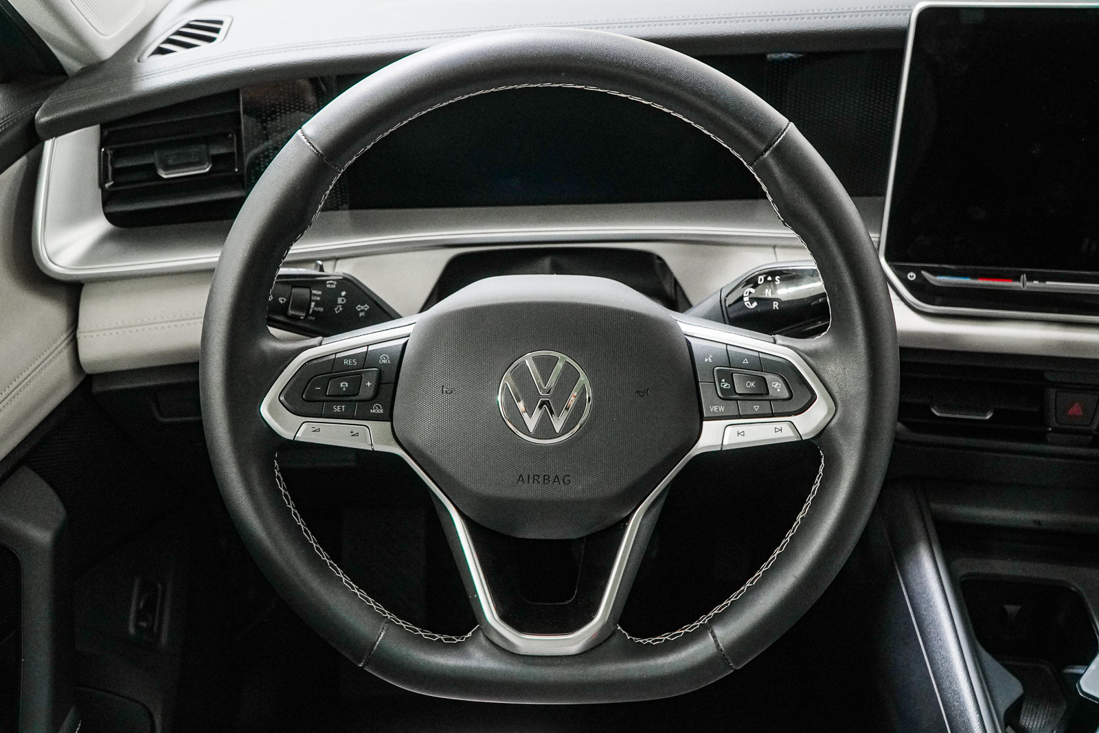 Used 2025 Volkswagen Tiguan SE AWD/4WD image 23
