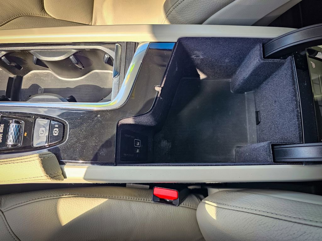 Used 2020 Volvo XC90 T6 Momentum w/ Protection Package Premier image 28