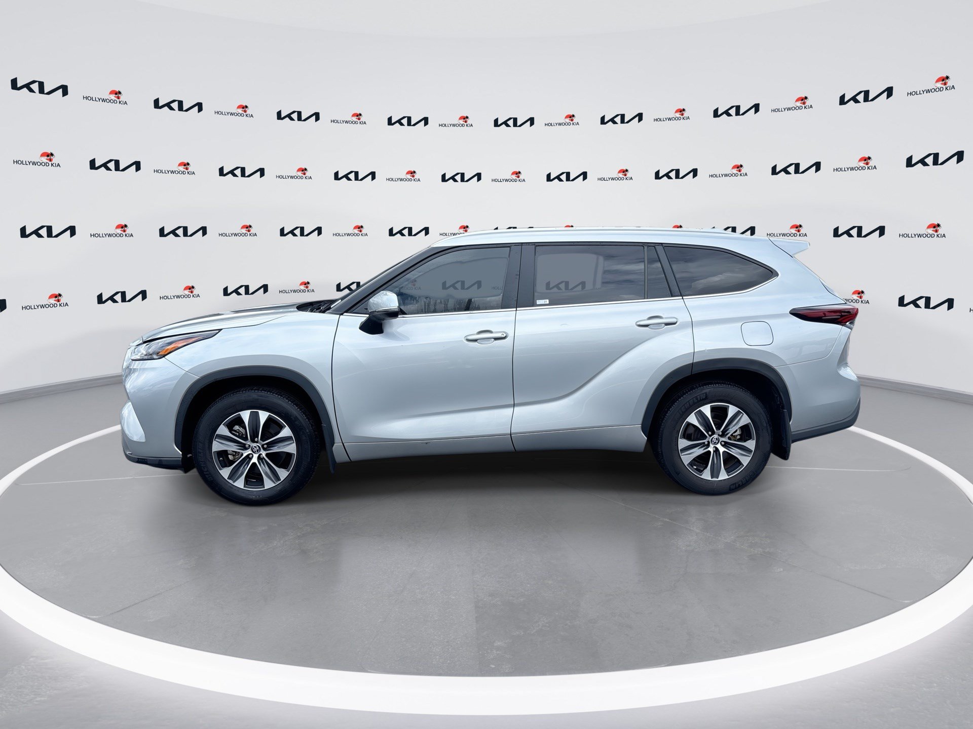 Used 2024 Toyota Highlander XLE FWD image 5