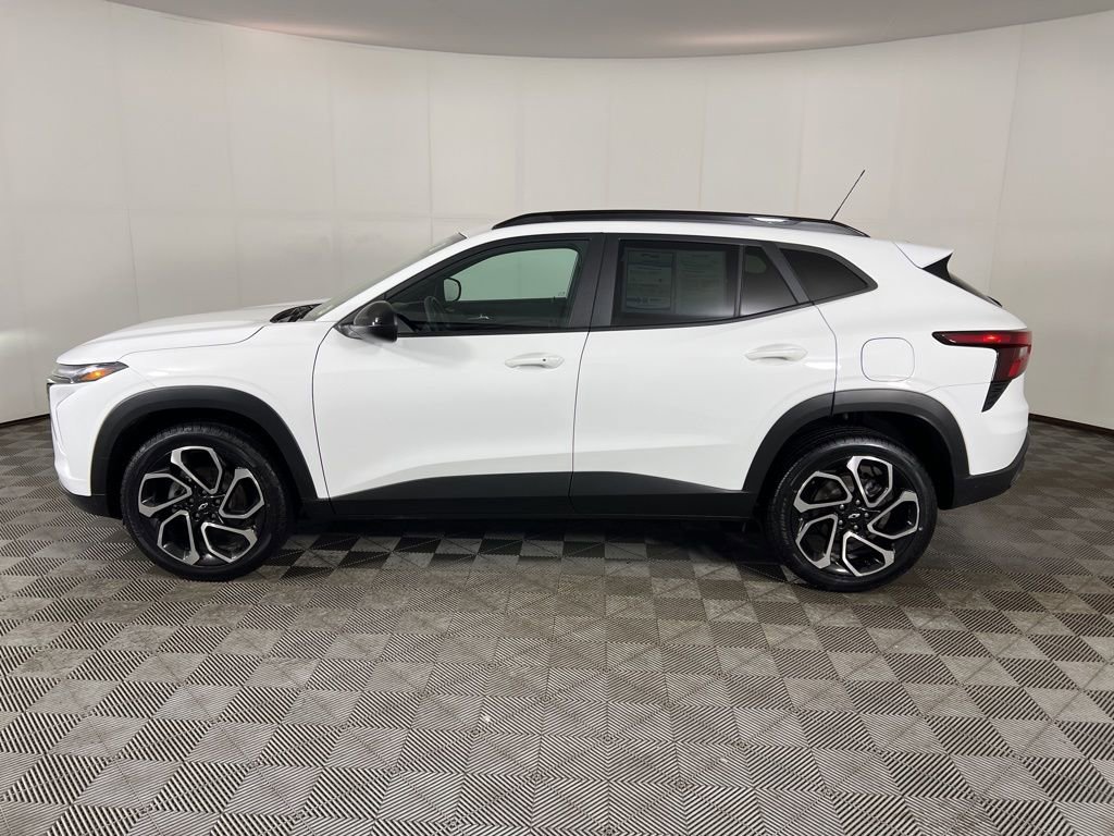 Used 2024 Chevrolet Trax RS w/ Sunroof Package image 9