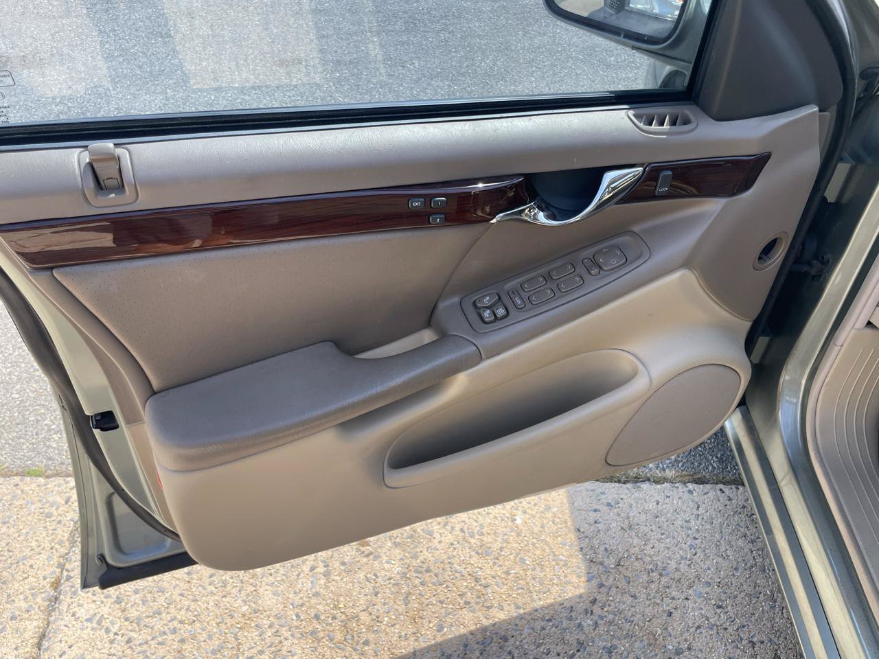 Used 2005 Cadillac De Ville DTS w/ Equipment Group FWD image 30