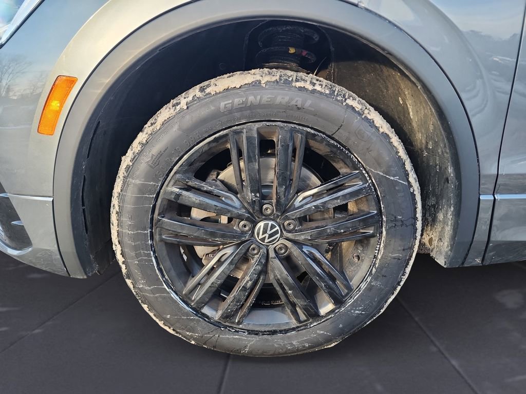 Used 2022 Volkswagen Tiguan SE R-Line image 14