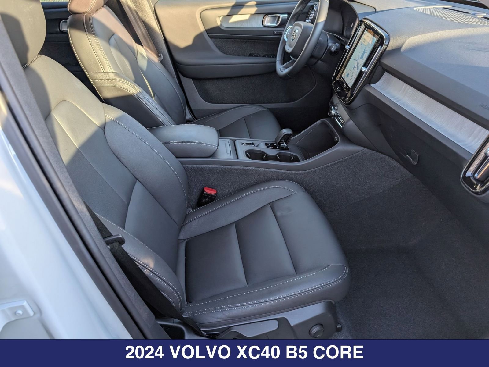 Used 2024 Volvo XC40 B5 Core AWD/4WD image 25