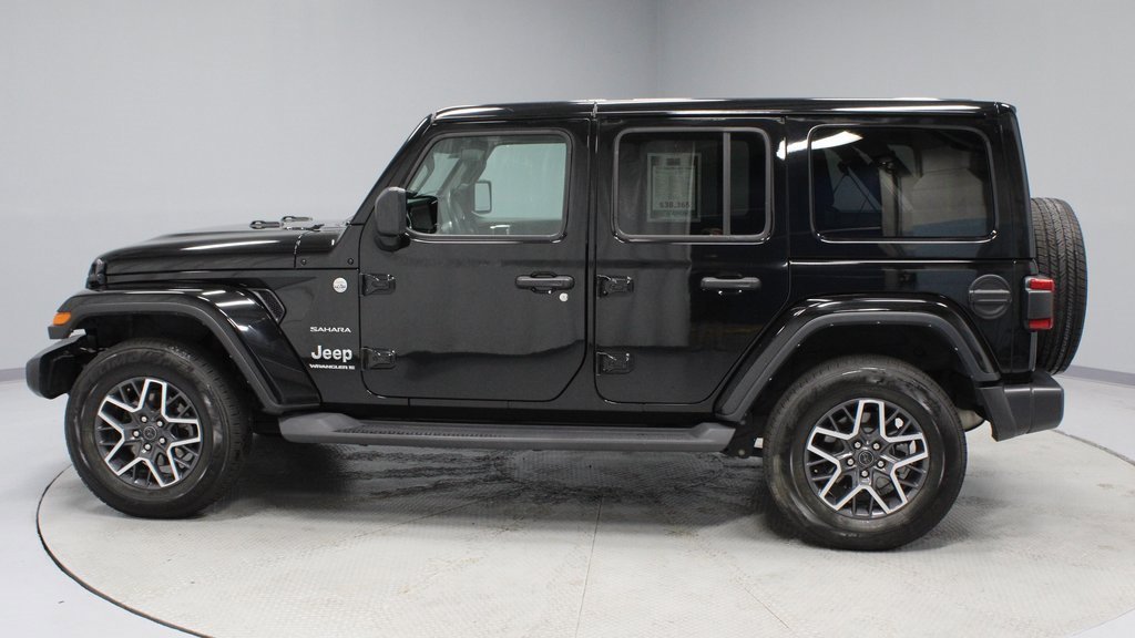 Used 2024 Jeep Wrangler Sahara image 8