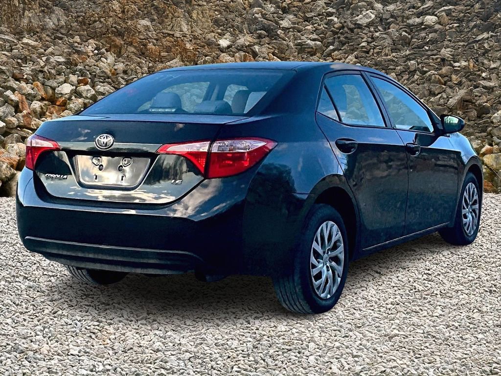 Used 2018 Toyota Corolla LE image 2