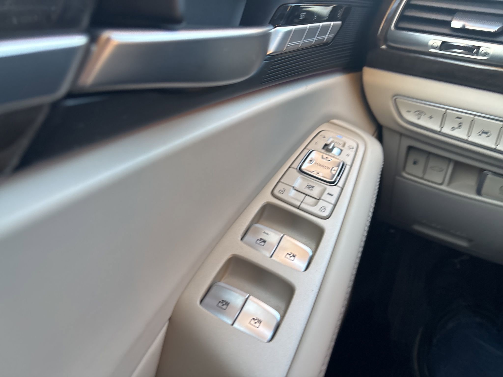 Used 2018 Genesis G90 3.3T Premium image 28