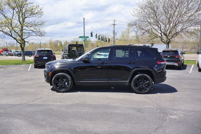 Used 2024 Jeep Grand Cherokee Limited w/ Luxury Tech Group II AWD/4WD image 4