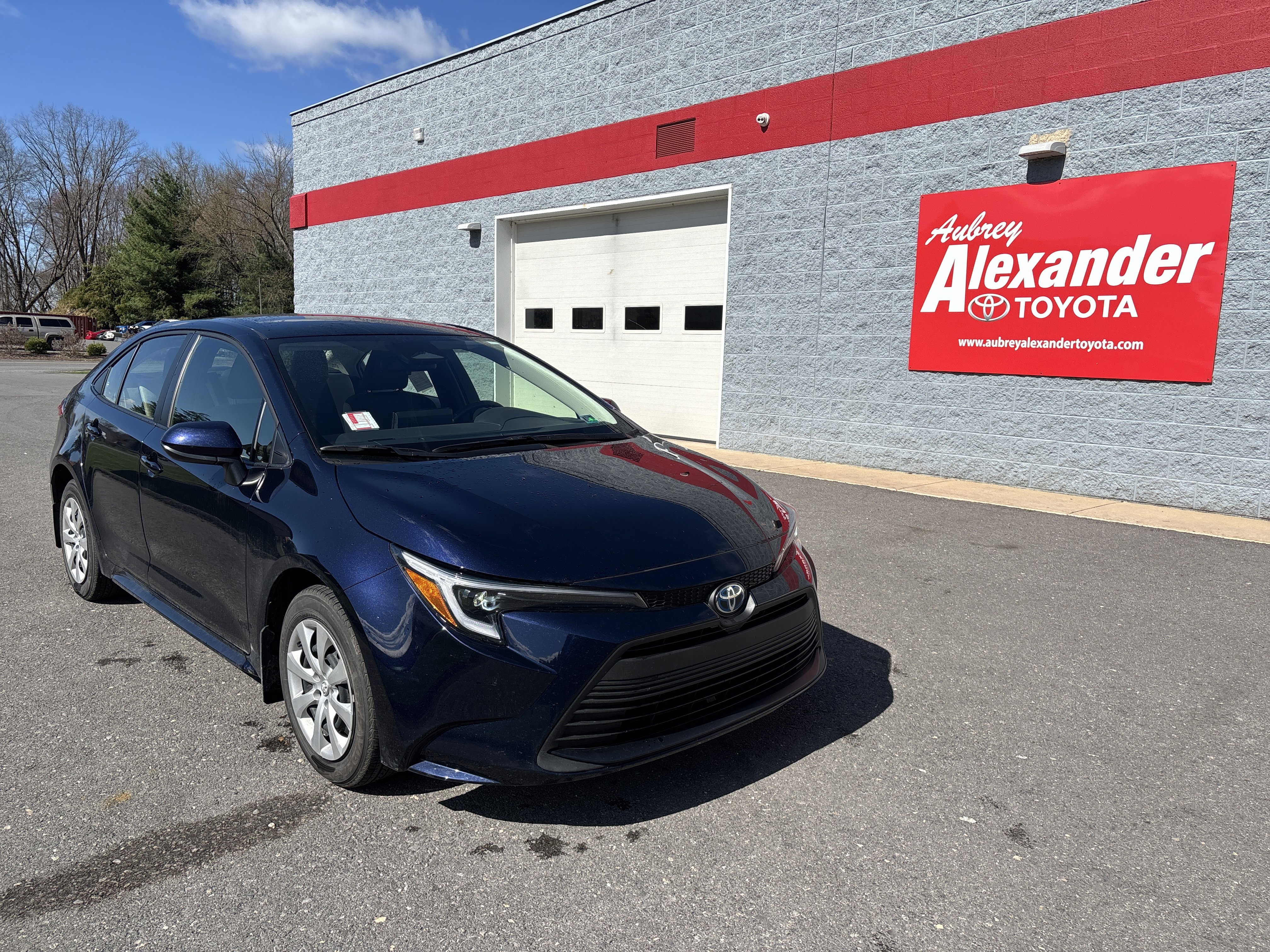Certified 2025 Toyota Corolla LE image 1