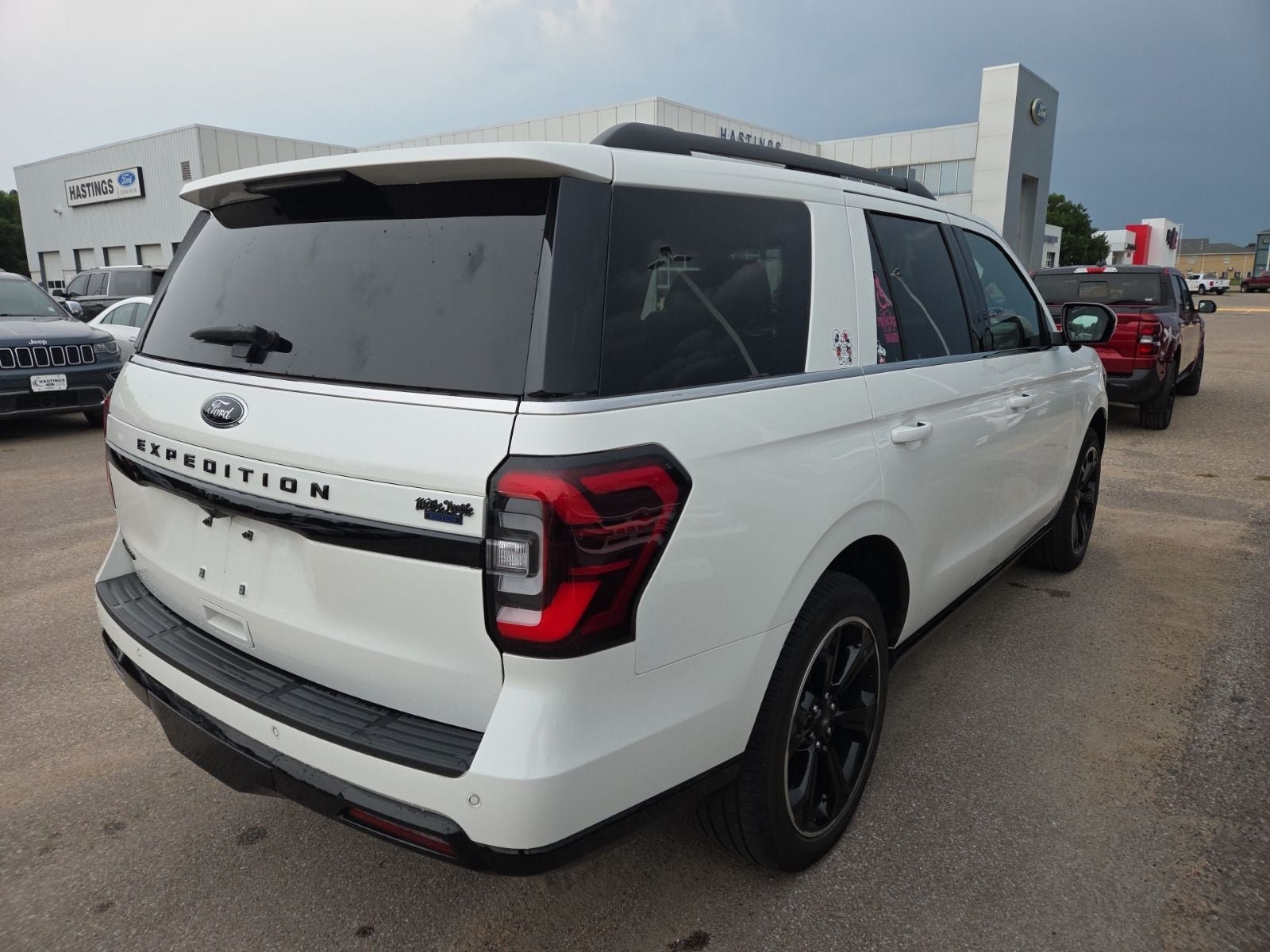 Used 2024 Ford Expedition Limited AWD/4WD image 6