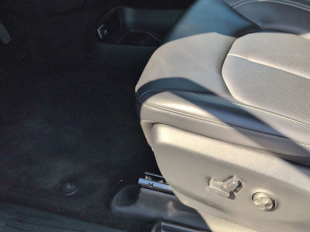 Used 2025 Chrysler Pacifica Select image 14