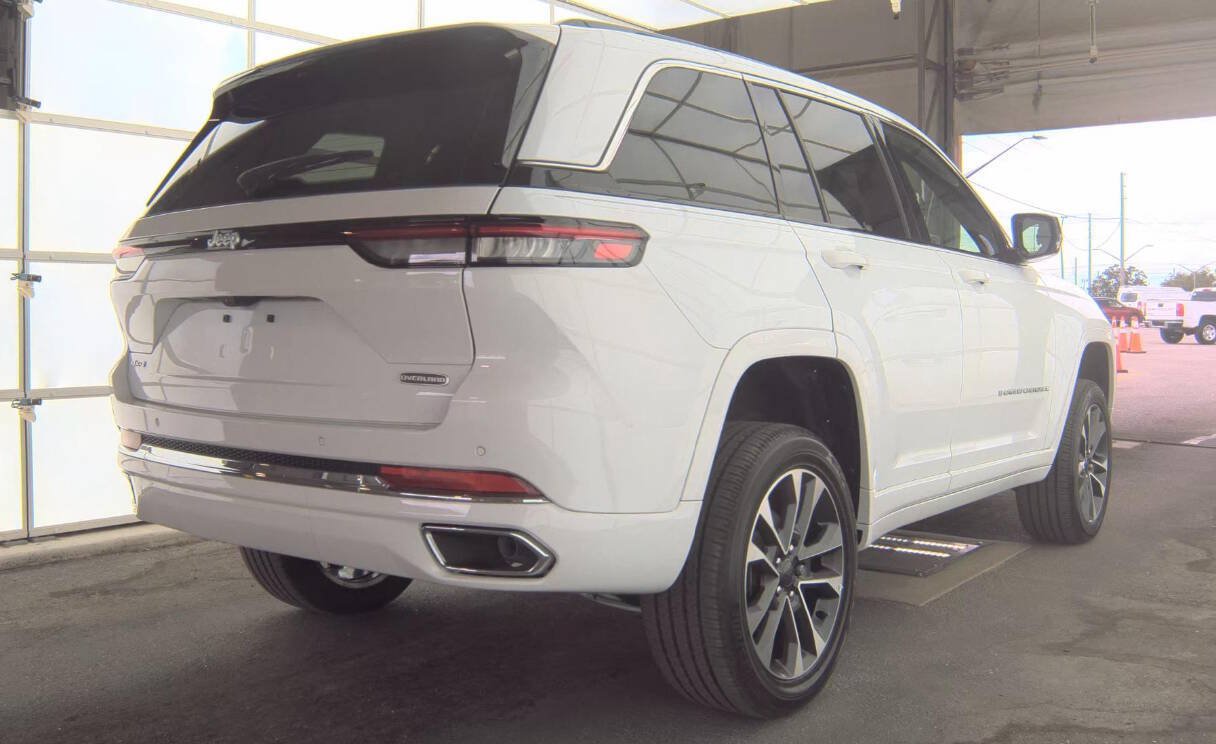 Used 2024 Jeep Grand Cherokee Overland AWD/4WD image 4
