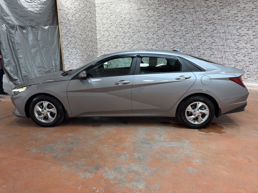 Certified 2022 Hyundai Elantra SE image 4